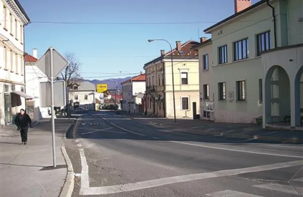 Med križiščem pri kavarni in ovinkom pri pivški občinski stavbi  (na fotografiji) naj bi Pivčani dobili  nov trg