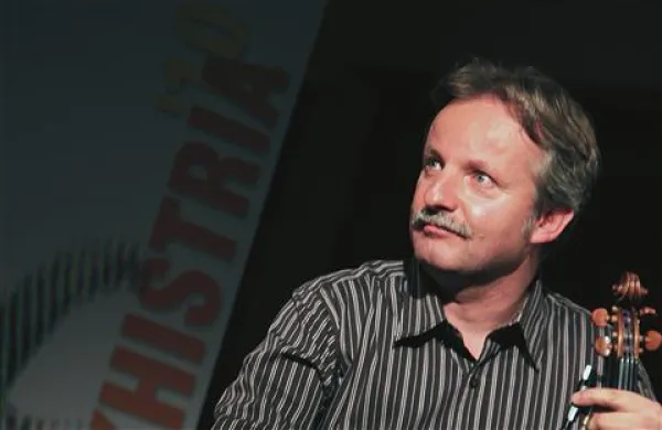 Marino Kranjac: “Četudi so ti trije avtohtoni narodi v Istri skozi zgodovino živeli ločena življenja, so imeli nekdaj drug z drugim veliko več stikov kot danes, ko nas ločujejo meje, čeprav ves čas govorimo, da zdaj meja ni več.”