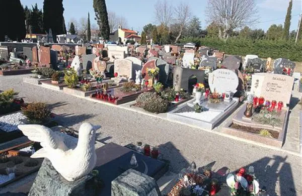 Čeprav je pokop  svojca boleča    preizkušnja in za mnoge občane  vse težja      finančna obremenitev, v Izoli in pogosto tudi v Kopru  po 15. uri zaračunajo dodatne stroške  