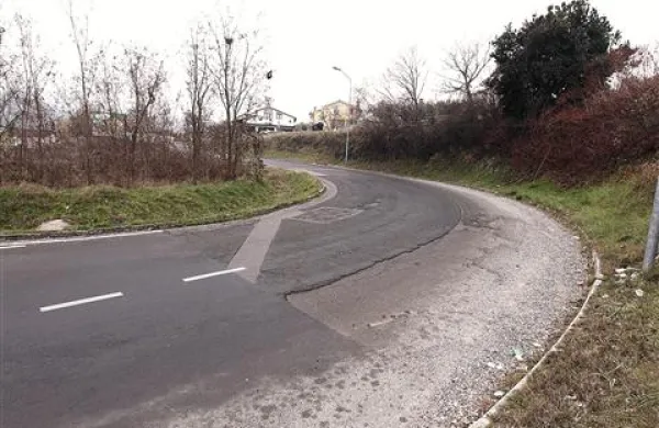 Asfalt na stari šmarski cesti je ponekod uničen, cestišče se poseda, manjkajo obcestne ograje,  na cestišču je pesek, odtoki so zamašeni, ugotavljajo v iniciativni skupini