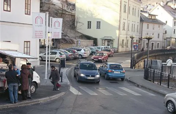 Kosovelovi ulici se obeta omejitev hitrosti na 30 kilometrov na uro