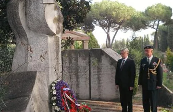 Veleposlanik Iztok Mirošič  se je lani prvič  poklonil v Rimu ustreljenim slovenskim partizanom