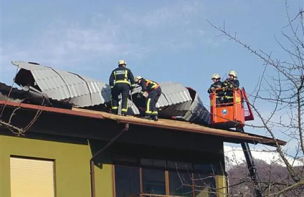 Veter je poškodoval nekaj streh v Dolenji vasi pri Cerknici. Fotografija je simbolična.