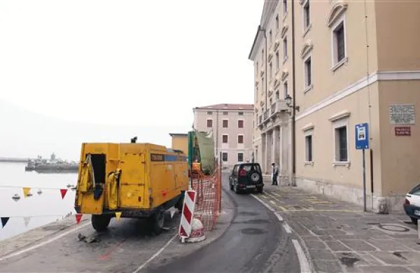 Zapora prometa na cestišču pred palačo Trevisini   Pirančanom povzroča skrbi. Motita jih preusmerjen promet po Tartinijevem trgu in oviran promet v primeru intervencij. 