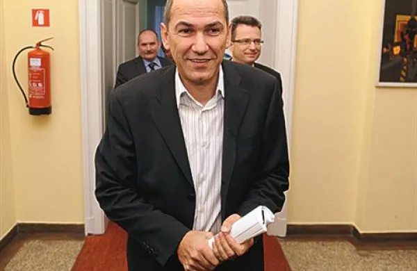Predsednik SDS Janez Janša ni želel napovedovati, ali bodo koalicijska pogajanja končana še danes 