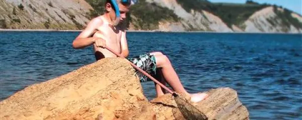 Kratki film Med morjem in kopnim je Gregor Šubic snemal dva dni,  v njem pa nas popelje v svet, ki ga najpogosteje kar spregledamo
