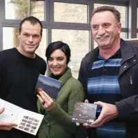 Zmagovita ekipa (z leve): Gregor Šubic, dr. Mateja Grego in Jani Forte z zmagovitim filmom, sedaj  tudi na DVD.   Dr. Grego je prepričana, da bi moral tovrstni material postati čim prej obvezen učni pripomoček pri  urah biologije.