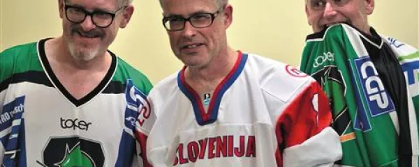 NoMeansNo oblečeni v drese slovenskih hokejistov