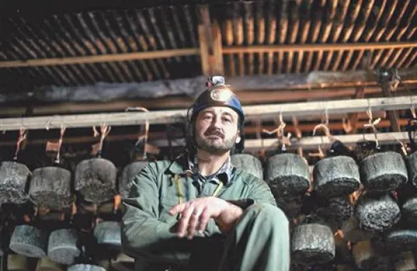 Ne gre za fotografijo rudarja, kot bi marsikdo pomislil,  ampak  za kmeta Darija Zidariča, ki je razvil za Kras izjemno prepoznavno blagovno znamko - sir jamar