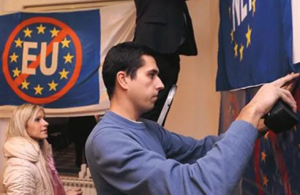 Predstavniki Gibanja za Hrvaško - ne v EU so bili nad prvimi izidi referenduma razočarani in so menili, da ga bo treba ponoviti