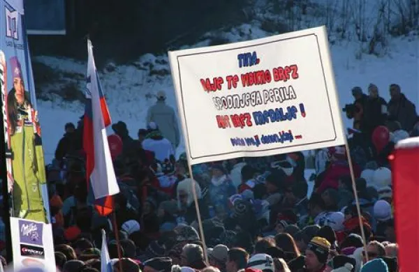 Napis navijačev iz Tinine Črne je bil blede na dogodke zadnjih dni zelo nazoren