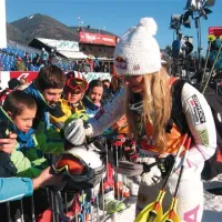 Čeprav Lindsey Vonn včeraj ni šlo po načrtih, je v cilju dobrodušno in potrpežljivo delila avtograme