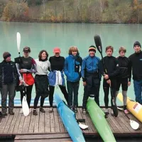 Med jesenskimi šolskimi počitnicami so mlajši mladinci iz Mosta na domačem jezeru trenirali skupaj z vrstniki iz Bohinja. Jernej Župančič Regent je prvi z desne.