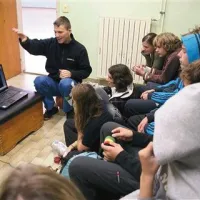 Jernej Župančič Regent vodi video analizo treninga mladih kajakašev v Mostu na Soči 