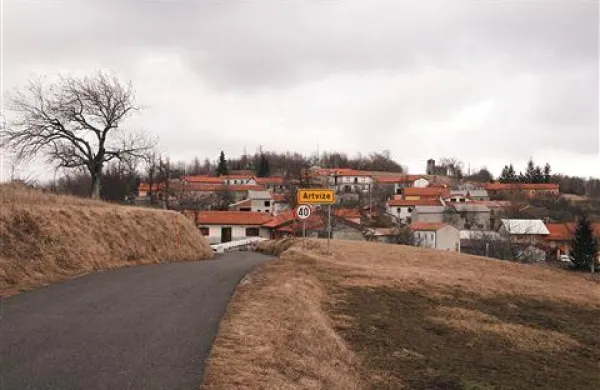 Vas Artviže želi ohraniti svoj lokalni vodni vir. “Tu je   zelo kvalitetna voda, na 700  metrih nadmorske višine. Zato    je nesmiselno vleči sem vodo iz  doline,” pravijo vaščani.