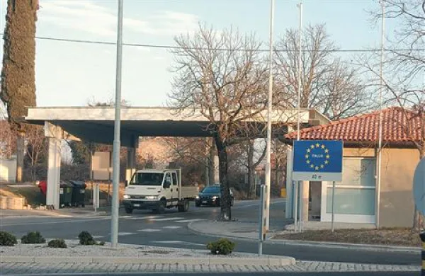 Nadstrešek v Mirnu bodo odstranili, še vedno pa niso dali vsebine carinarnici (desno), ki so jo pred štirimi leti  brezplačno dobili od države.