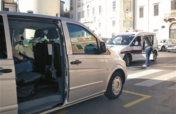 Taksista Srečka Ipavca sta parkiranje na Brolu in pomoč mamici z otrokoma drago stala 
