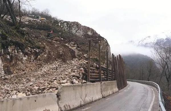 Med obnovo ceste v strmini nad Sočo ni druge rešitve, kot da promet poteka enosmerno