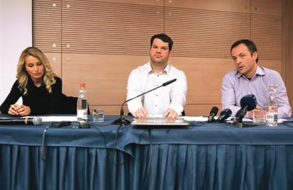  Predsednik uprave družbe Piano Media Tomas Bella in prokurist Piano Slovenija Tomaž Šlibar sta danes predstavila sistem plačevanja novic na spletu, ki bo začel delovati 16. februarja.