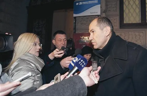 Avtorji ankete ugotavljajo, da je podpis koalicijske pogodbe za oblikovanje vlade med SDS, SLS, NSi, Državljansko listo Gregorja Viranta in Desus samo še formalnost