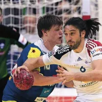 Jure Dolenec je v dvoboju s Francijo moral zaustavljati zvezdnika svetovnega rokometa Bertranda Gilla. V ozadju Primož Prošt. 