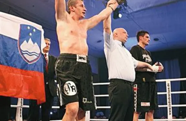 Denis Simčič (levo) bo predvidoma  marca  spet boksal v Stožicah
