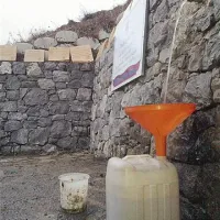 V nedeljo je bila na parkirišču za planince pri Razdrtem, kjer je vir pitne vode, prava vrsta. Tudi sicer te dni mnogi tu natočijo pitno vodo kar v večje posode.