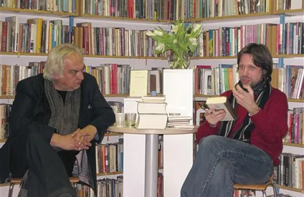 Miklavž Komelj (desno) in Andrej Medved v komenski knjižnici  