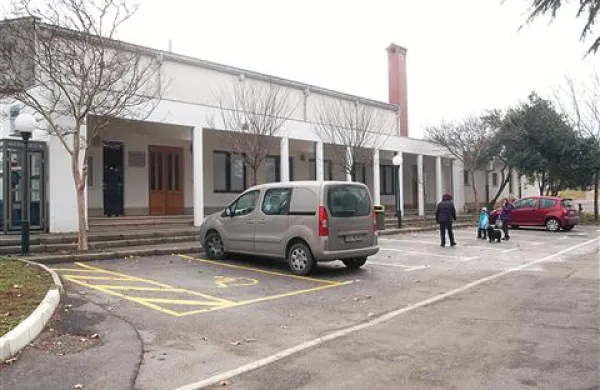 Biljenski dom krajanov so v zadnjih letih lepo obnovili, za novo streho pa je zmanjkalo denarja