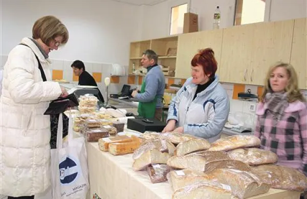 Za več kot dvakrat tedensko trgovanje v pokriti tržnici bi potrebovali več kmetov in kupcev