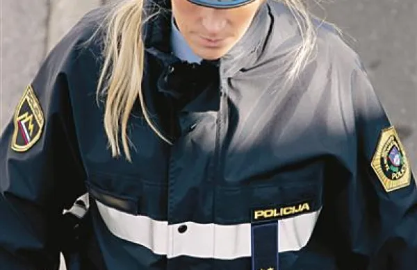 Policisti iščejo dva roparja, ki sta oropala eno od ljubljanskih pošt. Fotografija je simbolična.