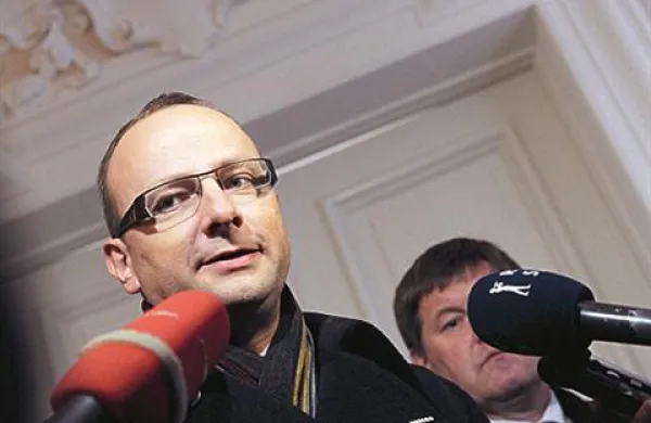 Glavni odbor SLS je soglasno sklenil, da bo stranka vstopila v desnosredinsko koalicijo, je po seji odbora povedal predsednik stranke Radovan Žerjav