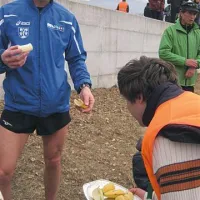 Okrepčila je bilo, kot vselej v Kamnjah, dovolj. Najbolje so bili založeni v pokritem tovornjaku (desno zgoraj v ozadju). Vsekakor se je naložba v startnino (štirje evri) obrestovala, kar bi verjetno potrdil tudi najhitrejši mesar na Primorskem Tomaž Ferjančič, kronični zmagovalec.