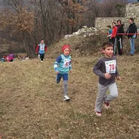 Mladi tekači so se pogumno spopadli s strmino pred ciljem