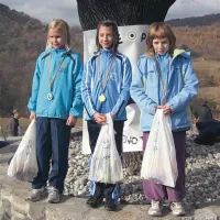 Deklice 2002 in 2001: Lara Strgaršek, Karin Cukjati, Menara Uršič Fratina