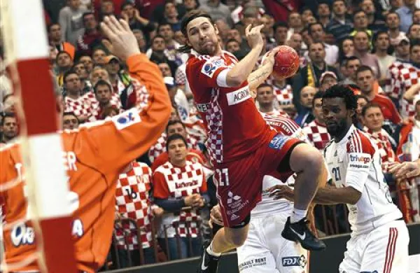 Ivan Čupić (nekdanji rokometaš Gorenja, z žogo) je sinoči kar sedemkrat poslal žogo v francoska vrata