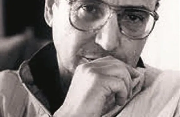 Filmski režiser Theo Angelopoulos je v torek  umrl v prometni nesreči v pristaniškem mestu Pirej. Star je bil 76 let.