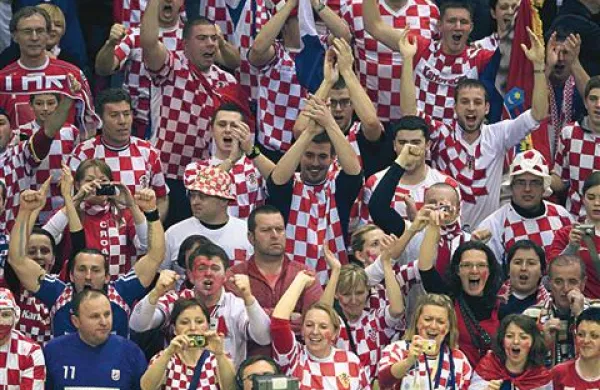 Zamaskirani izgredniki so se včeraj spravili na hrvaške navijače