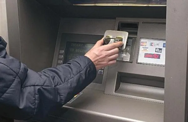 Z nameščanjem naprav za snemanje podatkov na bankomatih se ukvarjajo dobro organizirane mednarodne združbe