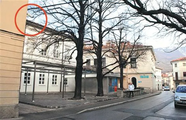 Nad Gregorčičevo ulico bo bdelo novo oko (levo zgoraj obkroženo)