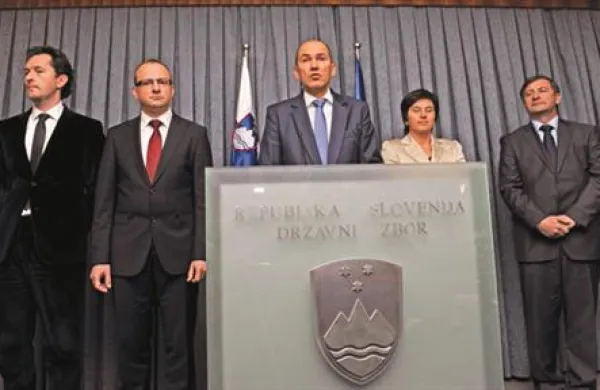 Tuje tiskovne agencije so poročale, da so  predsedniki petih desnosredinskih strank podpisali koalicijsko pogodbo in podprli Janeza Janšo kot kandidata za mandatarja za sestavo vlade