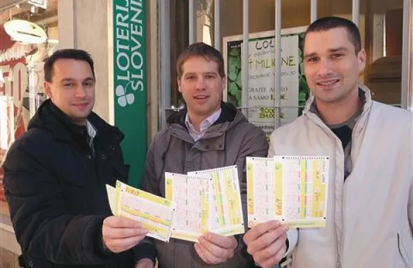 Tudi trije Koprčani, Leon in oba Petra (z leve) upajo, da jim bo danes sreča pri žrebanju lota naklonjena