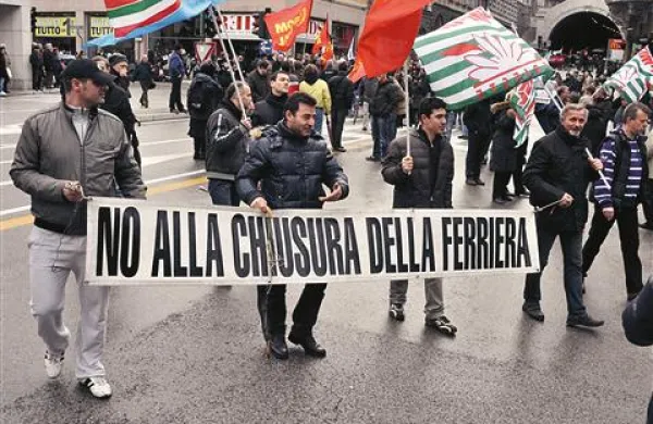 Točno opoldne so se protestniki ustavil pred palačo deželne vlade