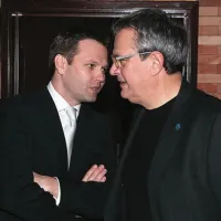 Le kaj je prišepnil Gregor Veselko (levo), predsednik uprave koprske Luke, Marku Pavlihi, predavatelju na pomorski fakulteti?