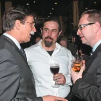 Joško Čuk, prvi mož novogoriškega gledališča (levo) med klepetom z igralcem Danijelom Malalanom (v sredini) in direktorjem nacionalne televizije Markom Fillijem