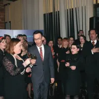 V ospredju Vesna Humar, odgovorna urednica Primorskih novic, Andrej Šavko, odgovorni urednik slovenskega programa Radia Koper in Barbara Kampos, odgovorna urednica slovenskega programa TV koper (z leve) pred zborčkom dirigenta Ambroža Čopija