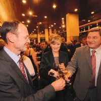 Miha Lampreht (z leve), direktor Radia Slovenije, Nataša Benčič, voditeljica prireditve in Dragomir Mikelič, direktor regionalnega RTV centra Koper Capodistria so nazdravili uspešno izpeljani prireditvi