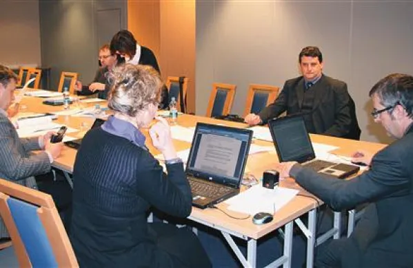 Ker svet Javnega zavoda Kobilarne Lipica (na fotografiji) ni ukrepal proti direktorju kobilarne Tomiju Rumpfu (drugi z desne), odvetnik Dušan Železnik poziva vlado, naj razreši vseh devet članov sveta