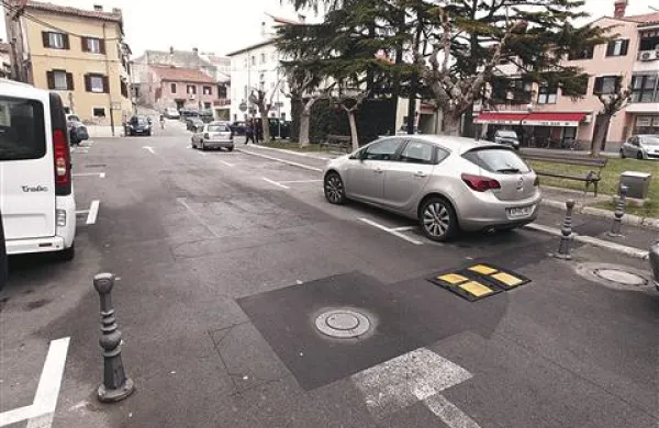 Potopni valj na vhodu na Kosovelov trg je vgrajen že dve leti, a še ne deluje