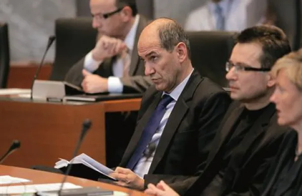 Državni zbor je sprejel novelo zakona o vladi